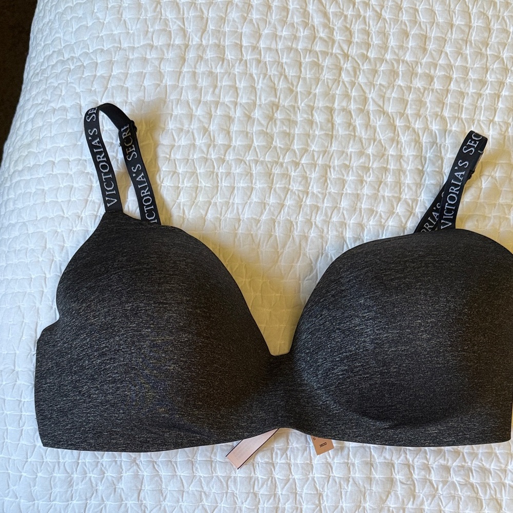 Victoria's Secret T-shirt lightly lined wireless bra.